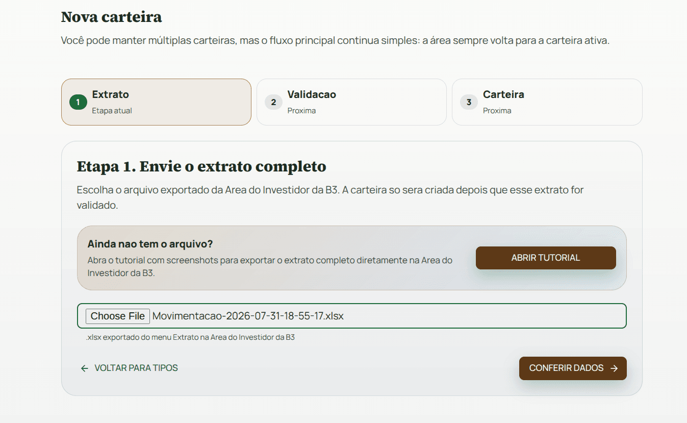 Wizard Nova carteira com as etapas Extrato, Validação e Carteira, mostrando a seleção do arquivo .xlsx exportado da B3, tutorial para obter o arquivo e tela de revisão e conferência dos dados antes de confirmar.